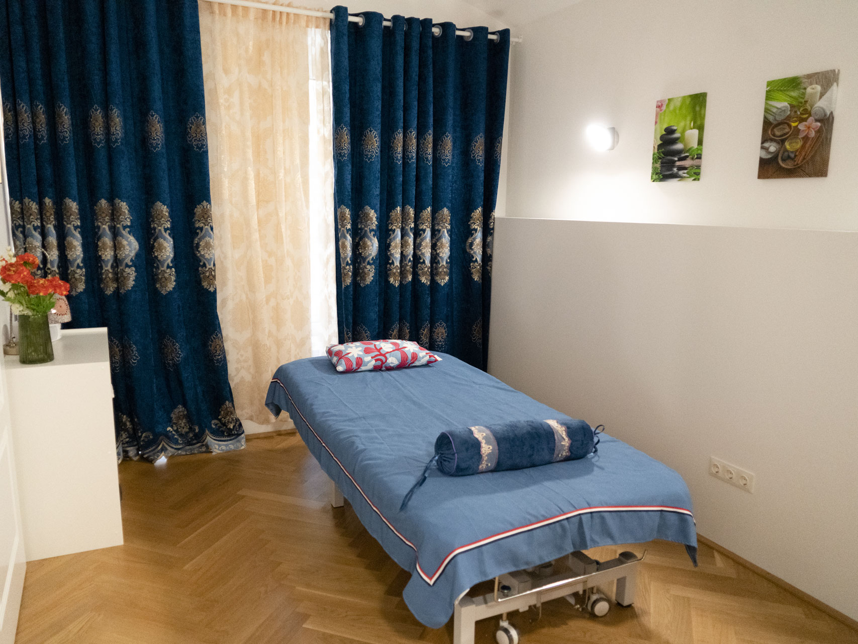 2 grauen stoffbezogenen stühle mit einem Kleiderständer daneben und einem Bild mit Schmetterlingen an der Wand
